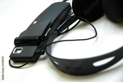 Wireless headphone set for translatoion.