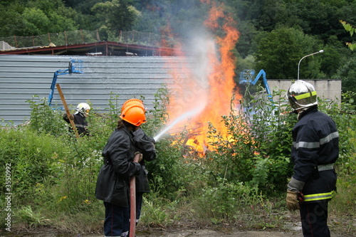 Jeunes pompiers en exercice de feu réel photo