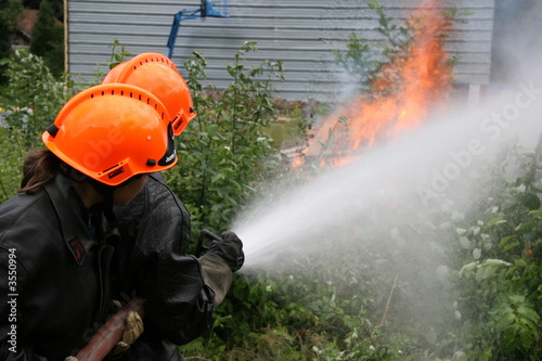 Jeunes pompiers en exercice de feu réel