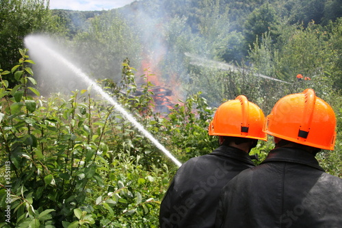 Jeunes pompiers en exercice de feu réel photo