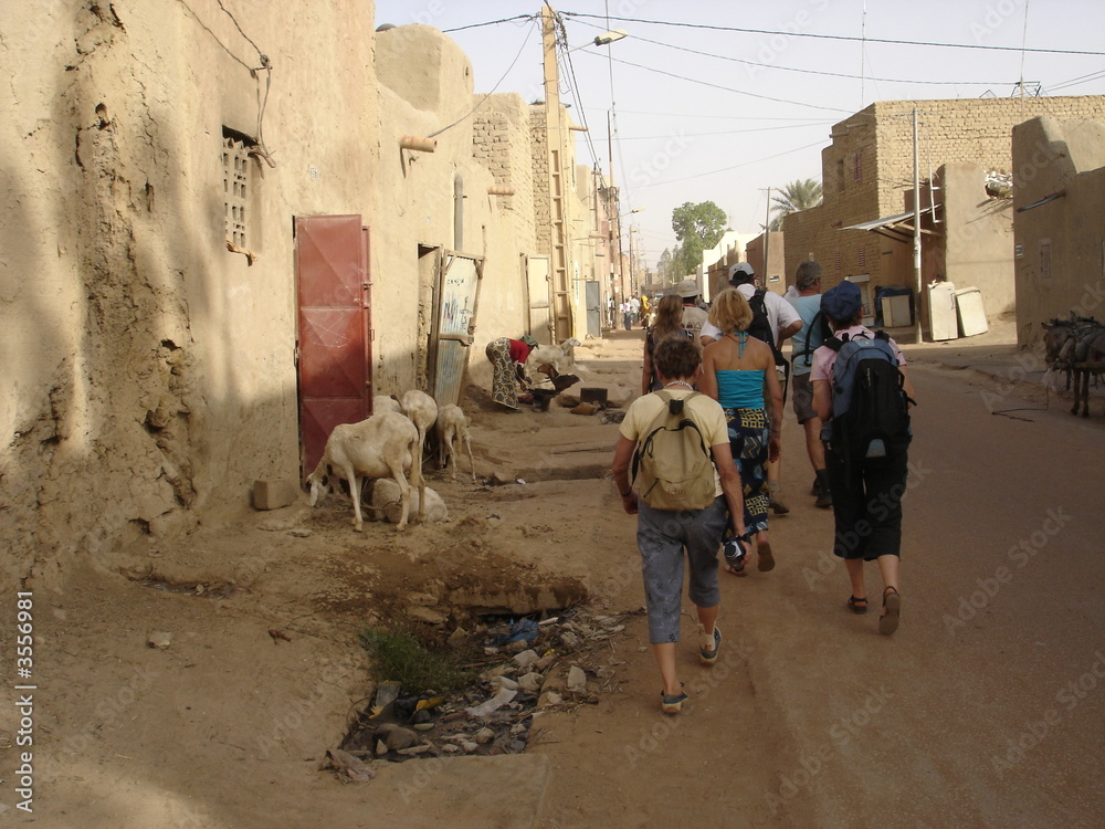 touristes arpentant les rues de Mopti (Mali)