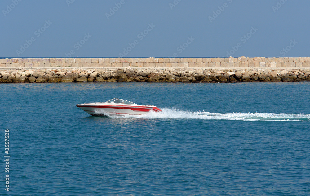 Obraz premium speedy rapid little boat passing by