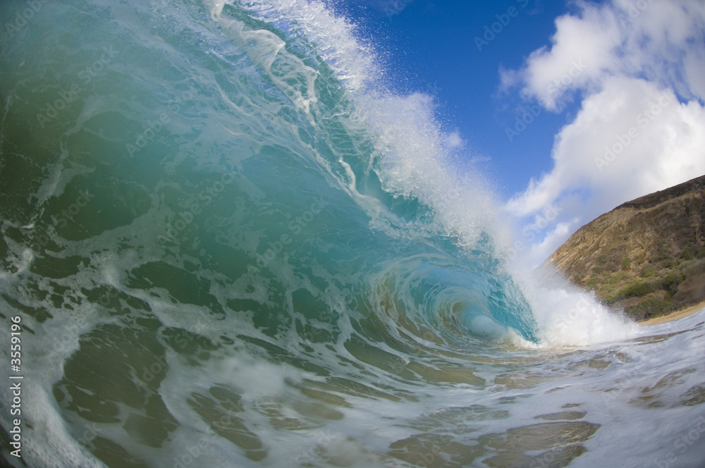 giant breaking wave in hawaii