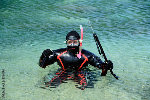 underwater hunter for beer with riffle