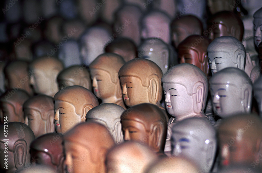 Obraz premium statuettes en pierre alignees en gradin temple, coree du sud