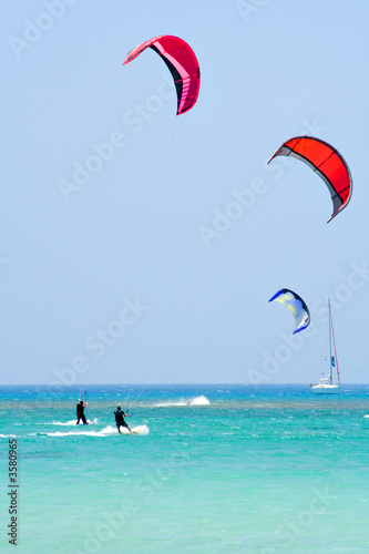 kitesurfing vor Fuerteventura, segelboot im hintergrund
