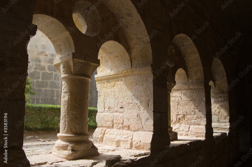 monastère : fenêtres d'un cloître