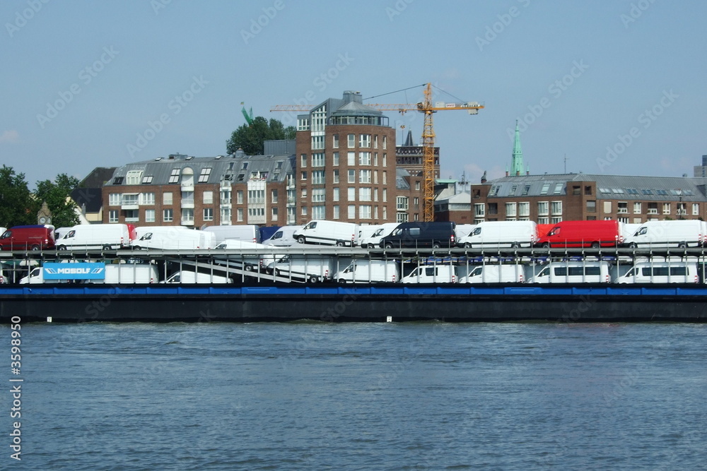 Autotransport auf dem Rhein in Düsseldorf