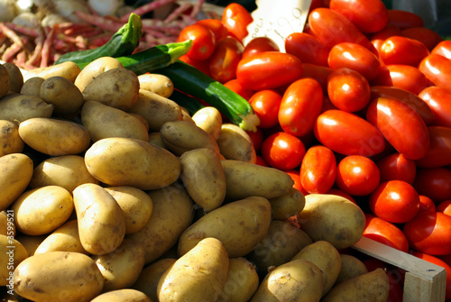Quadro em tela Potatoes and tomatoes on a slack at rialto market