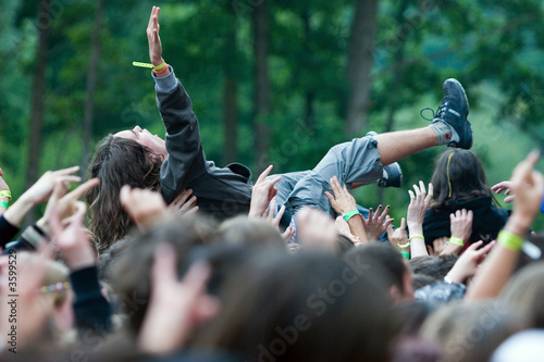 Foule en délire, fan porté par la foule photo