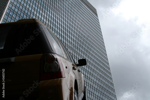фотография car pointing towards office building