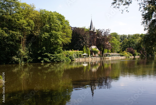 petit château au bord de l'eau
