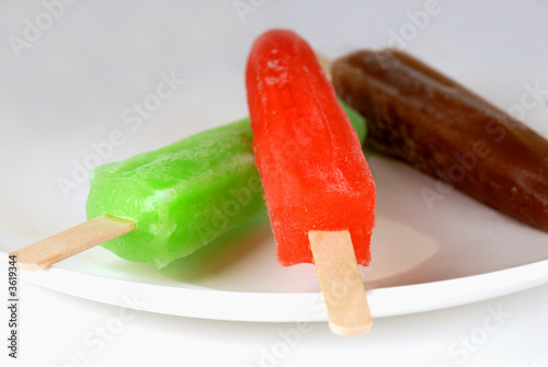 Obraz na płótnie Lime, Cherry and Root beer popsicles on a white plate w salonie
