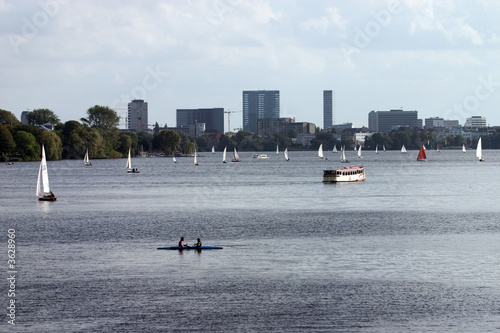 Die Hamburger Außenalster mit viel Bootsverkehr. photo