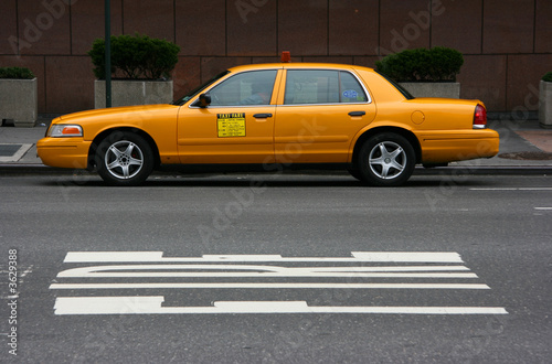 Fotobehang Parked yellow taxi, side view, Manhattan, New York
