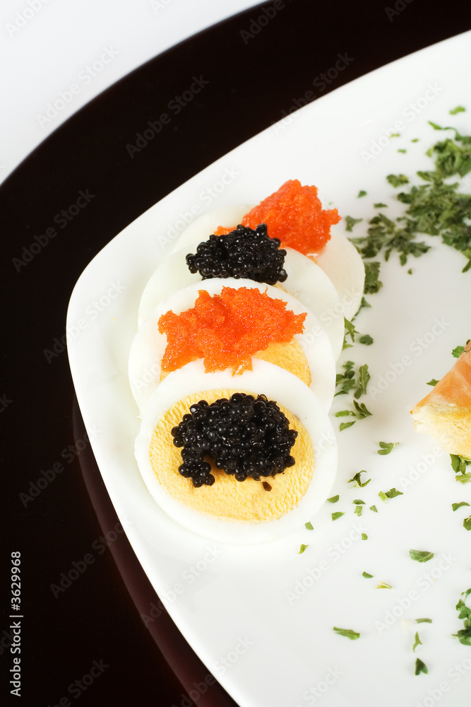Lachs und Kaviar auf Ei Lachs und Kaviar auf Ei