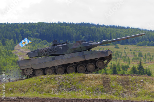 leopard 2 german heavy tank fast drive