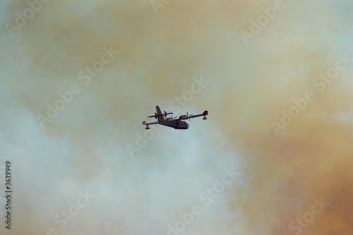 canadair dans la fumee