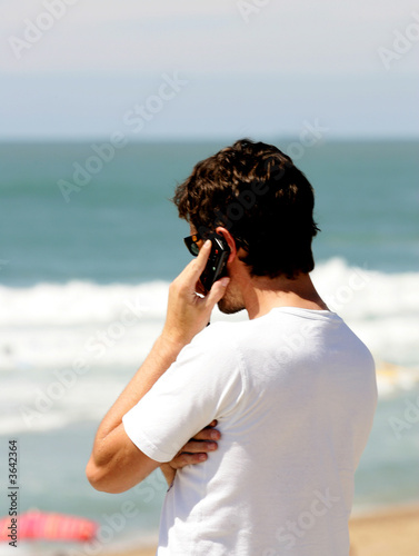 homme qui téléphone avec un portable © bacalao