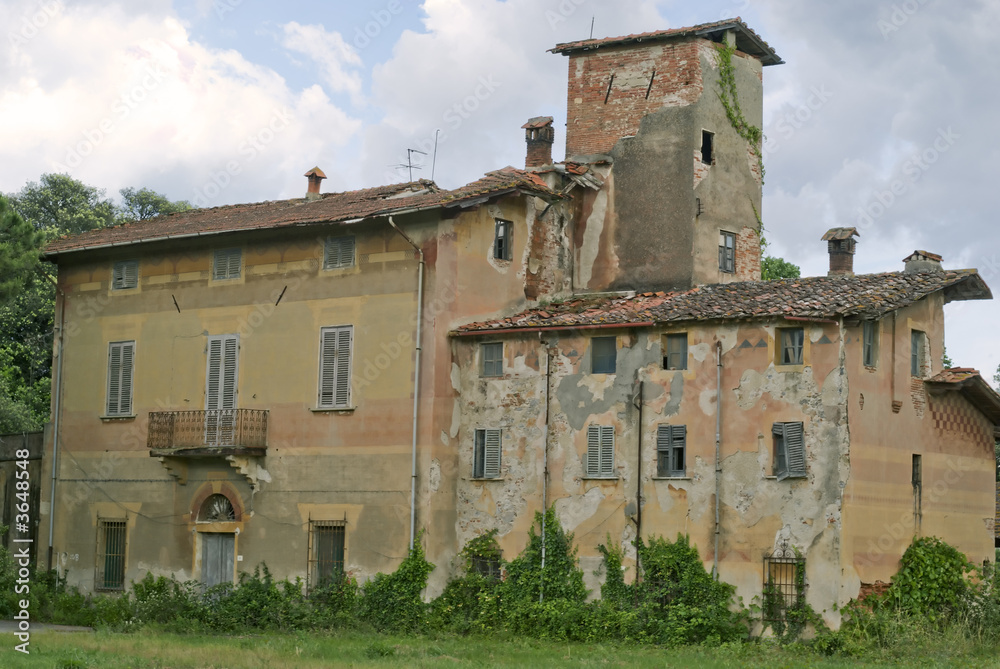 An old abandoned  farmhouse in the tuscanian landscape