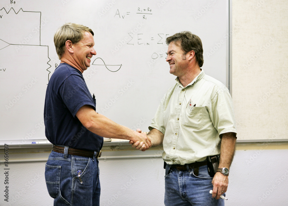 Obraz premium An adult student shaking hands with his teacher