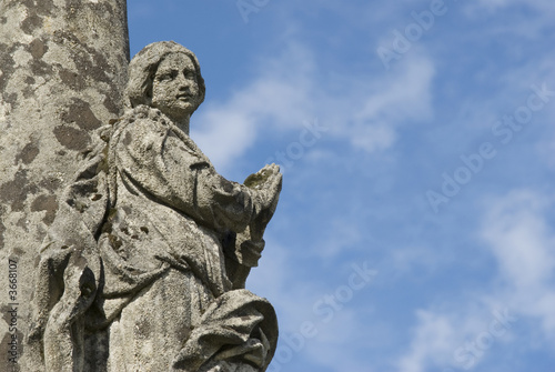 Alte Steinstatue eines betenden Engels , © fotofrank