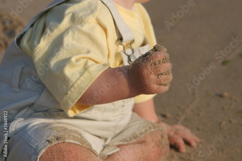 Принти на полотні baby hands in sand