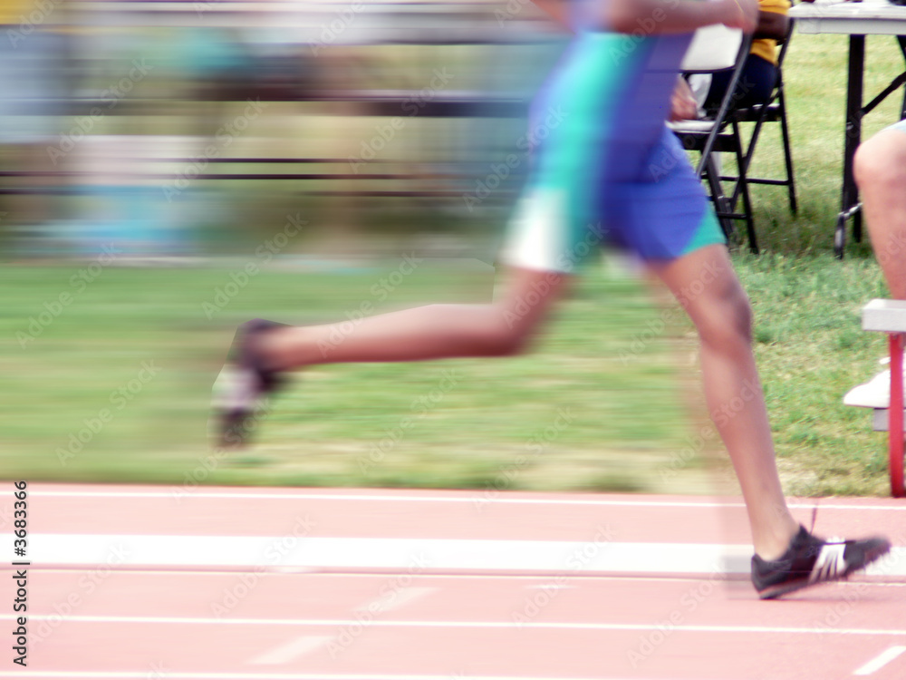 junior league track runner in race