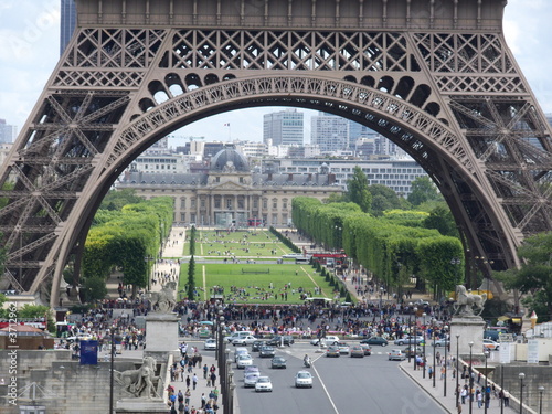 Sous la Tour Eiffel. © Bruno Bleu