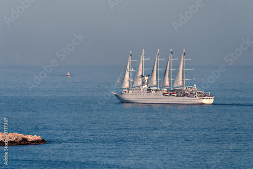 Un luxueux bateau sur la Côte d'Azur.