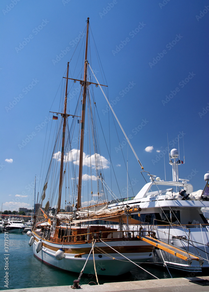 Un voilier dans le port d'Antibes