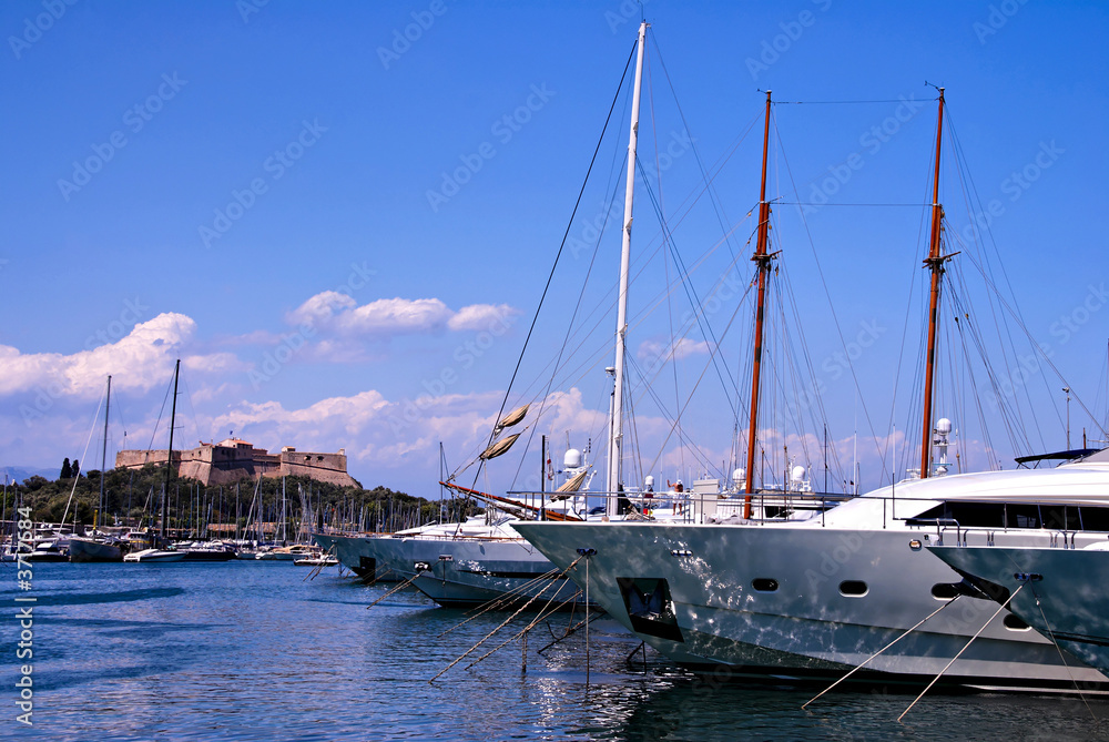 Fototapeta premium Des Voiliers dans le port d'Antibes.