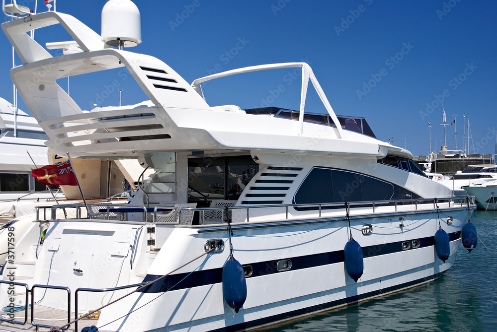Fototapeta premium Un yacht dans le port d'Antibes