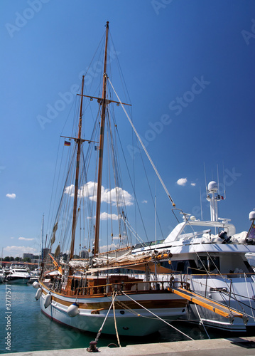 Un voilier dans le port d'Antibes