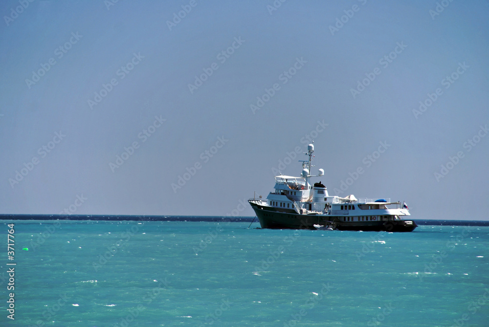 Un bateau sur la mer Méditerranée