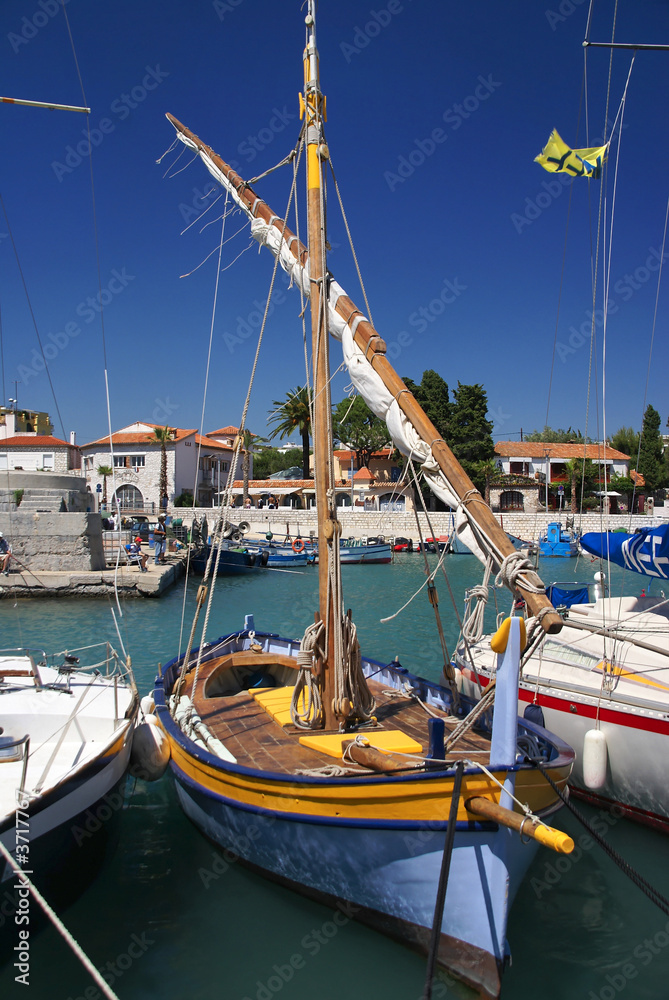 Un voilier sur la Côte d'Azur.