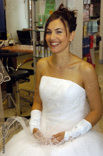 jeune mariée chez le coiffeur,maquillage et habillage. photo