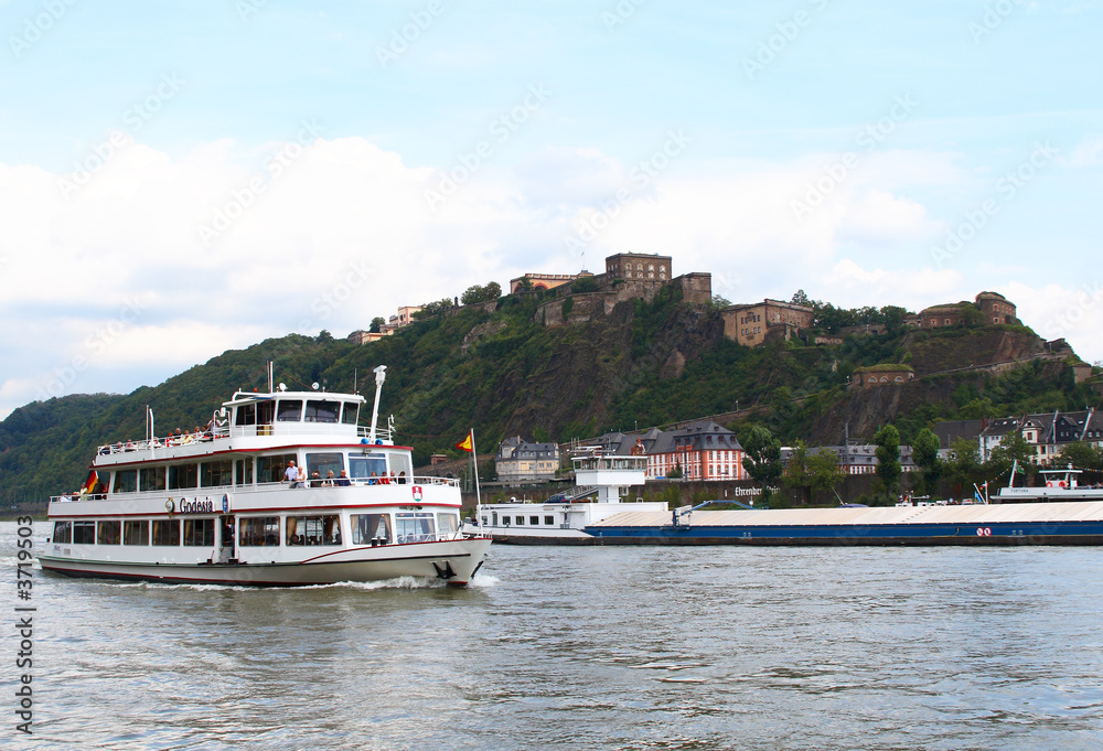 Festung und Ausflugdampfer