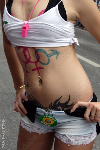 Obraz na płótnie Provocation féminine - vu à la Gay Pride w salonie