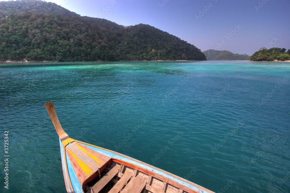 Obraz premium a rowboat near ko-surin island coastline