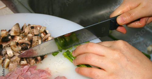 Han cutting green onions