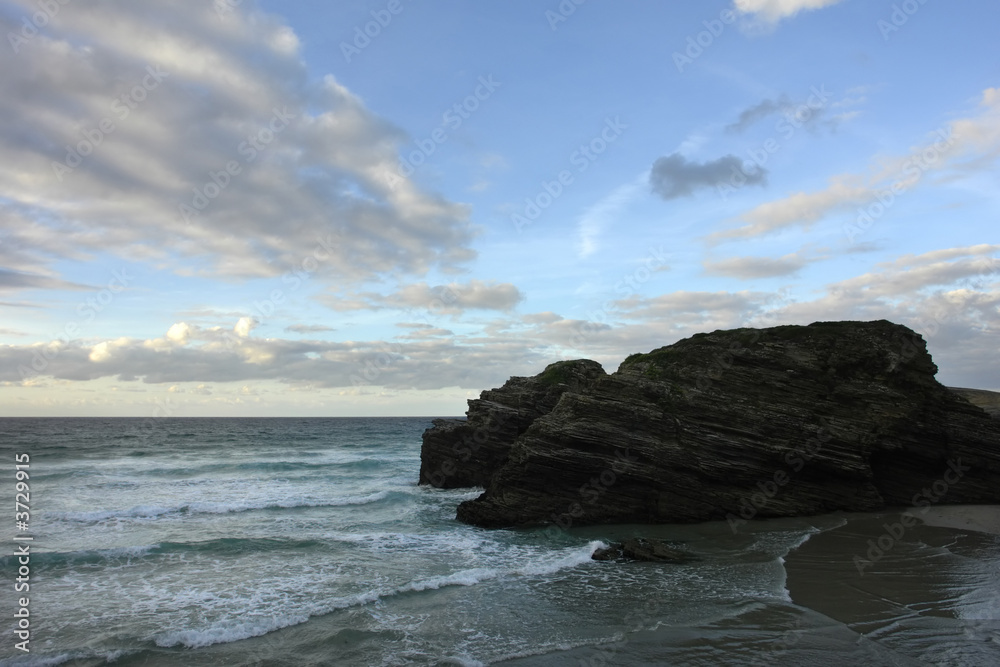 Obraz premium coastal cliff in the portuguese coast at dawn