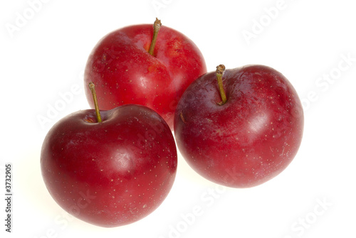 trois prunes rouges