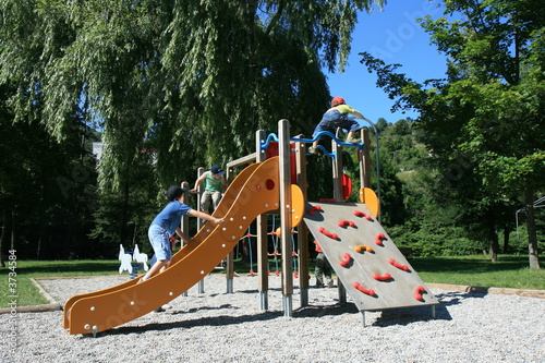 L'aire de jeu des enfants glissent et gimpent dans un parc