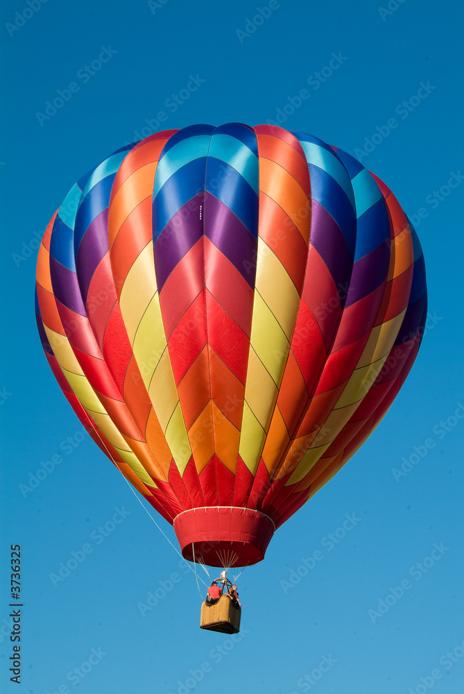 Naklejka premium Ascending Colorful Hot Air Balloon into a clear vermont sky