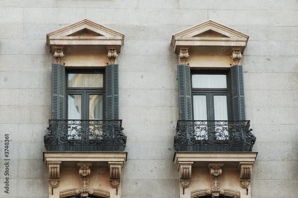 Detalle de un edificio histórico: balcones