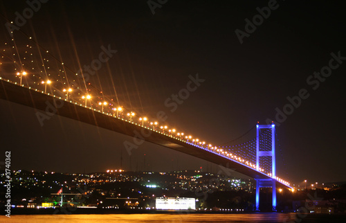 The Bosphorus Bridge that connects Europe and Asia. © Eray
