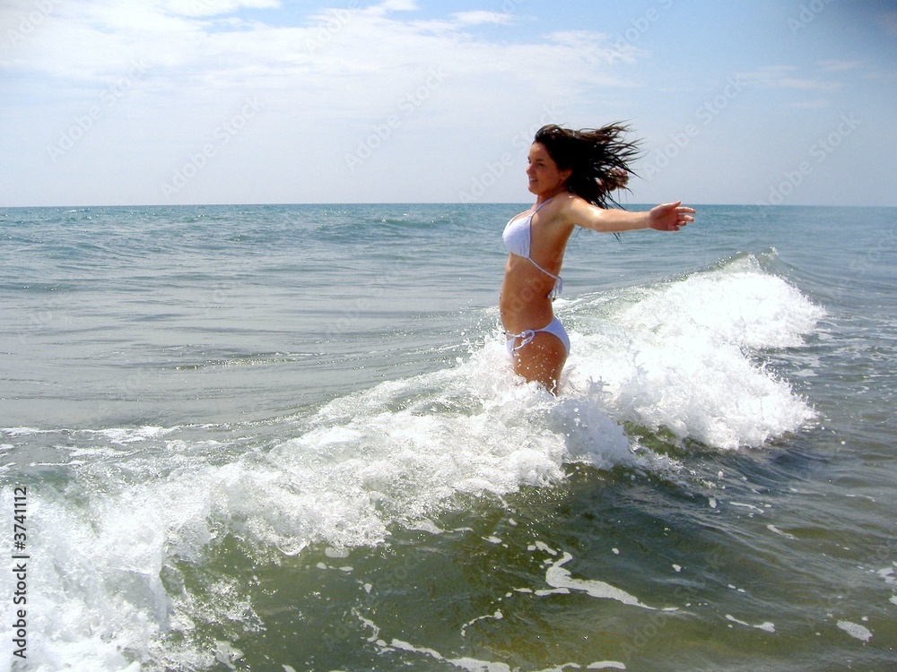 Fototapeta premium Jeune Femme dans les vagues 2