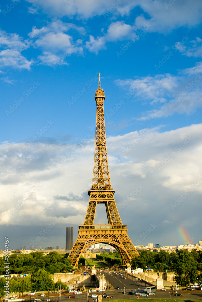 Fototapeta premium Eiffel Tower in Paris with a rainbow