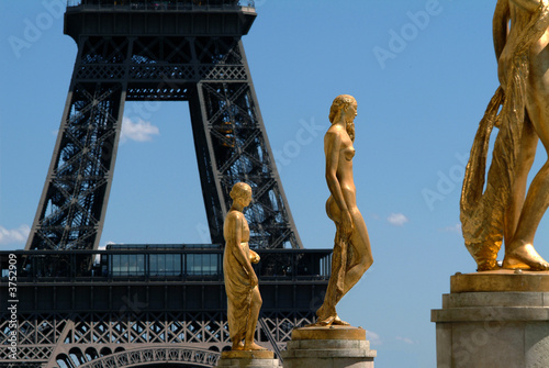 STATUES ET TOUR EIFFEL photo